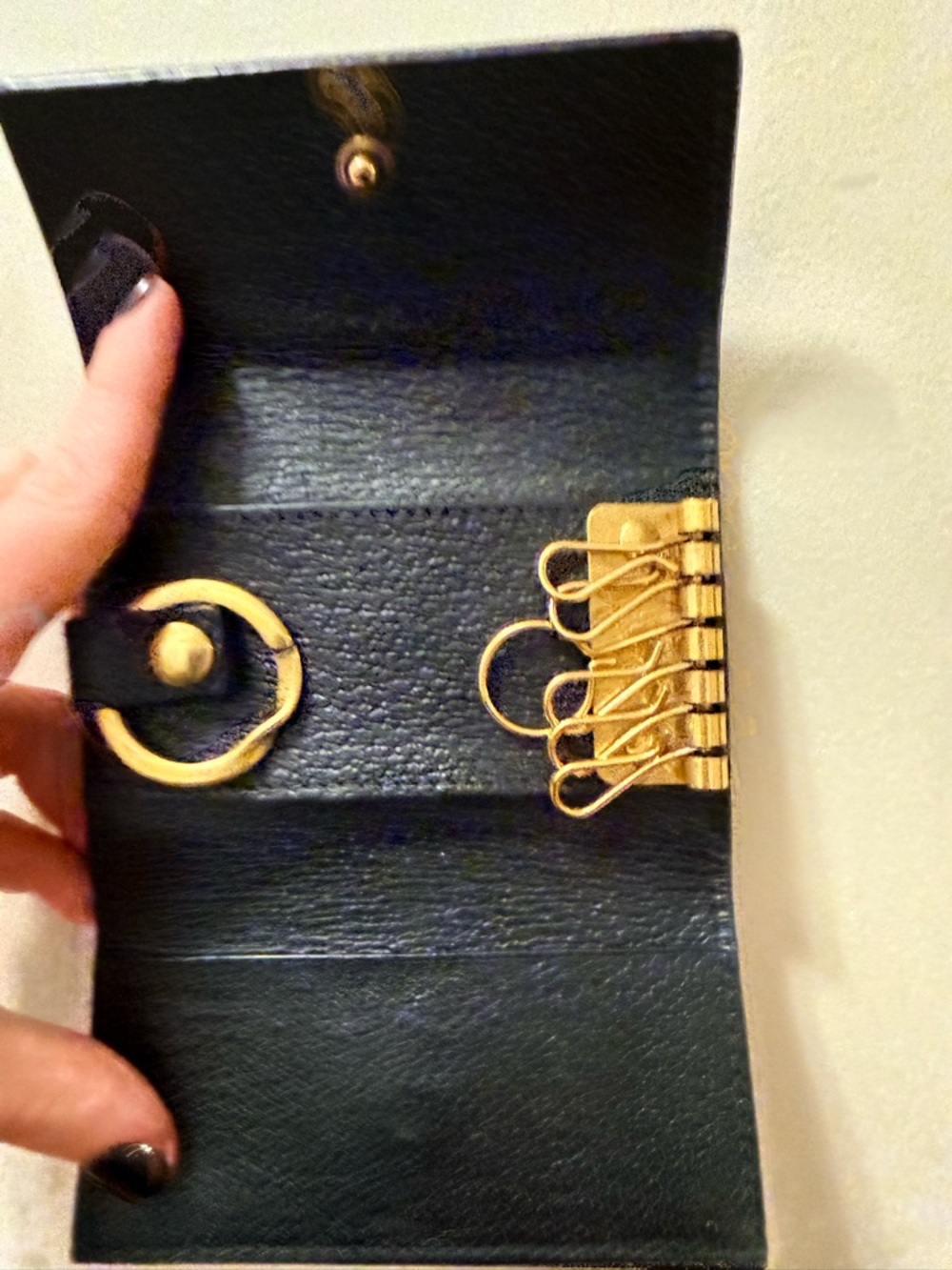 *Rare* Authentic Gucci Bee - Leather 6- Ring Key Holder - Picture 10 of 14